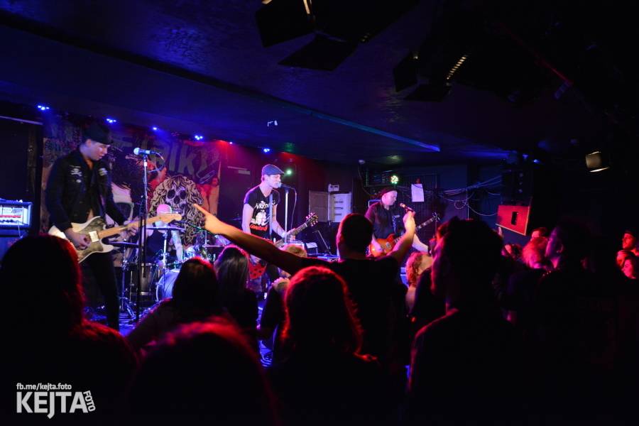 Punková legenda UK Subs to rozjela v pražském Rock Café, předskakovali The Fialky