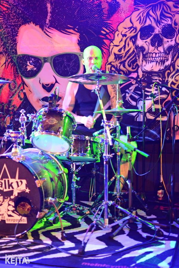 Punková legenda UK Subs to rozjela v pražském Rock Café, předskakovali The Fialky