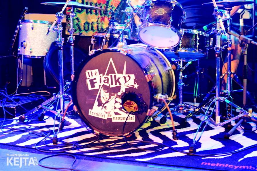 Punková legenda UK Subs to rozjela v pražském Rock Café, předskakovali The Fialky