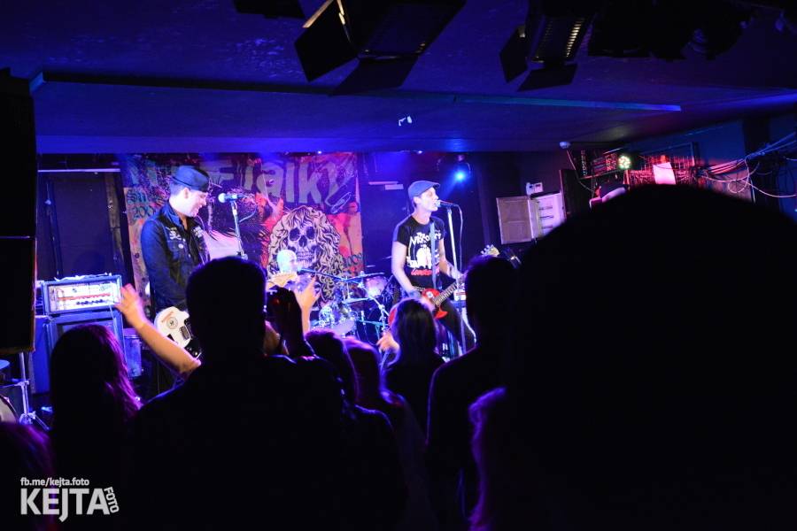 Punková legenda UK Subs to rozjela v pražském Rock Café, předskakovali The Fialky