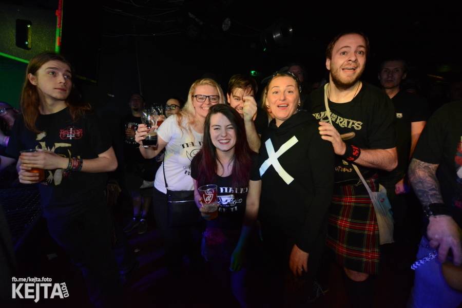 Punková legenda UK Subs to rozjela v pražském Rock Café, předskakovali The Fialky