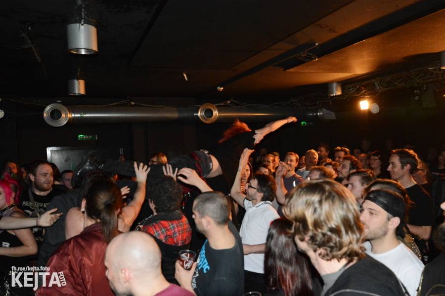 Punková legenda UK Subs to rozjela v pražském Rock Café, předskakovali The Fialky