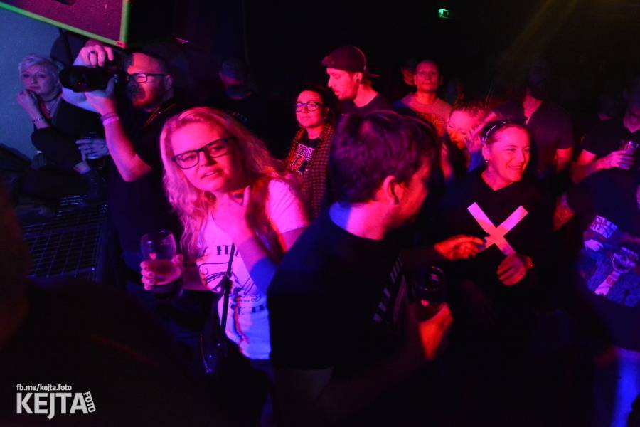 Punková legenda UK Subs to rozjela v pražském Rock Café, předskakovali The Fialky