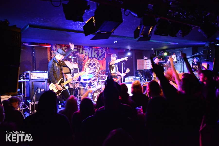 Punková legenda UK Subs to rozjela v pražském Rock Café, předskakovali The Fialky
