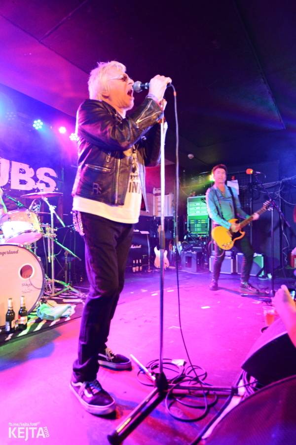 Punková legenda UK Subs to rozjela v pražském Rock Café, předskakovali The Fialky