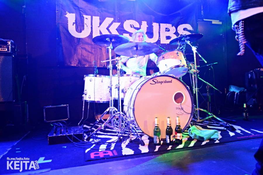 Punková legenda UK Subs to rozjela v pražském Rock Café, předskakovali The Fialky