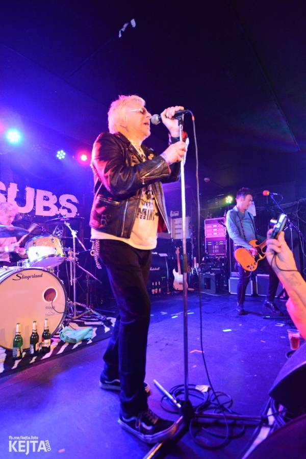 Punková legenda UK Subs to rozjela v pražském Rock Café, předskakovali The Fialky