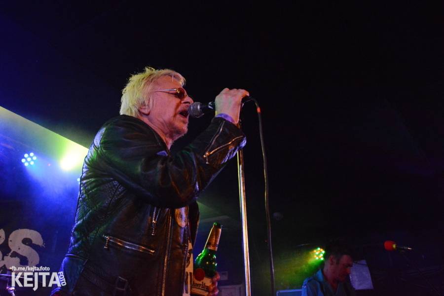 Punková legenda UK Subs to rozjela v pražském Rock Café, předskakovali The Fialky