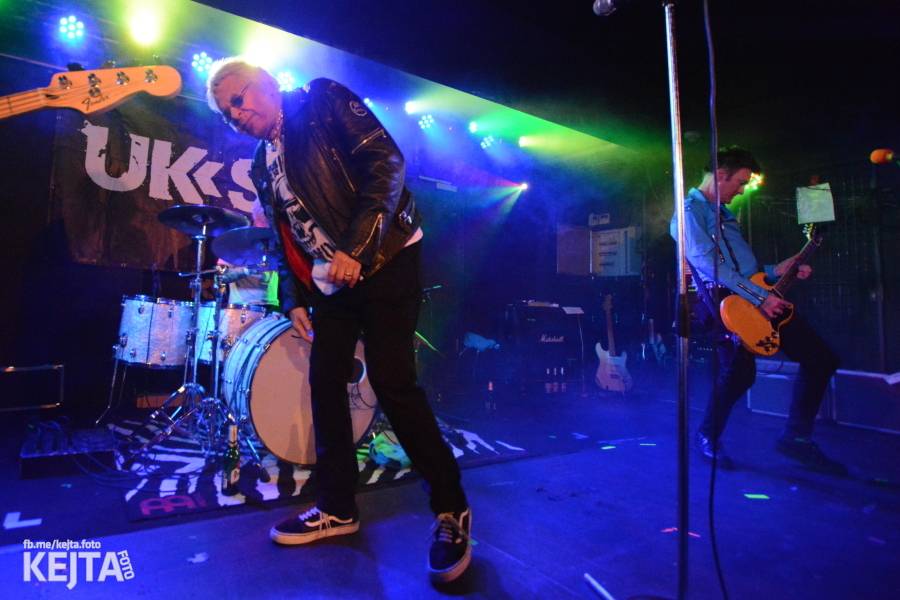 Punková legenda UK Subs to rozjela v pražském Rock Café, předskakovali The Fialky