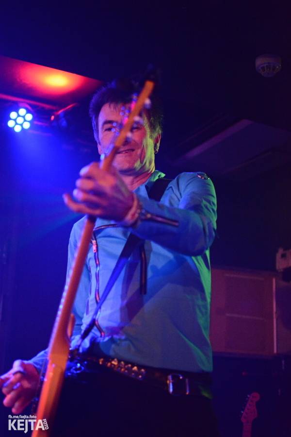 Punková legenda UK Subs to rozjela v pražském Rock Café, předskakovali The Fialky