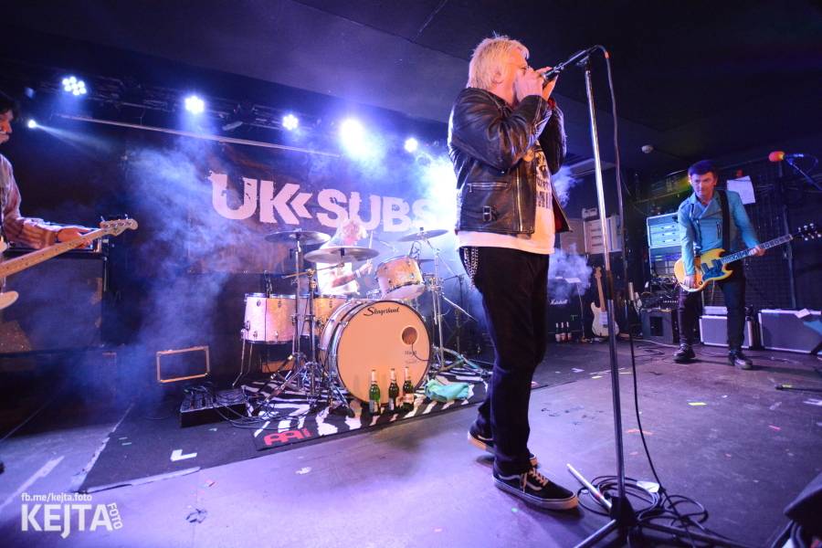 Punková legenda UK Subs to rozjela v pražském Rock Café, předskakovali The Fialky
