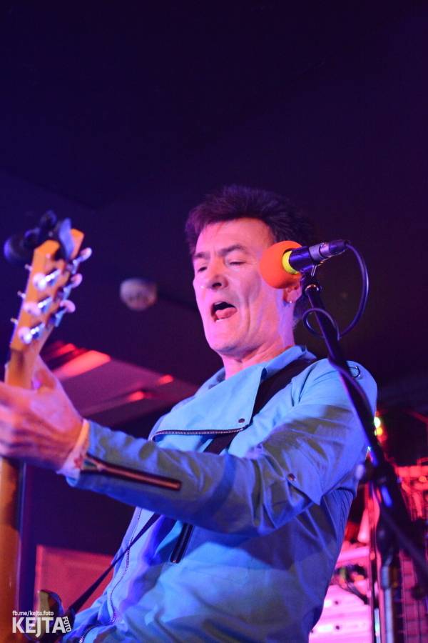 Punková legenda UK Subs to rozjela v pražském Rock Café, předskakovali The Fialky