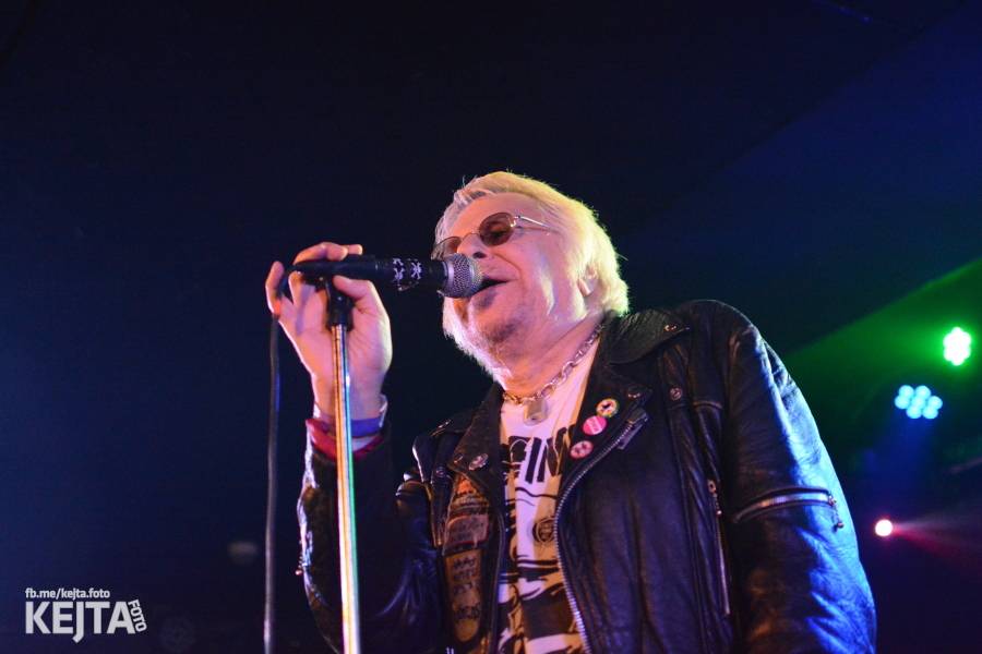 Punková legenda UK Subs to rozjela v pražském Rock Café, předskakovali The Fialky