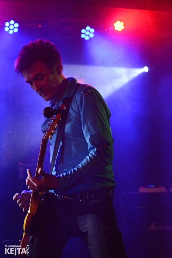 Punková legenda UK Subs to rozjela v pražském Rock Café, předskakovali The Fialky