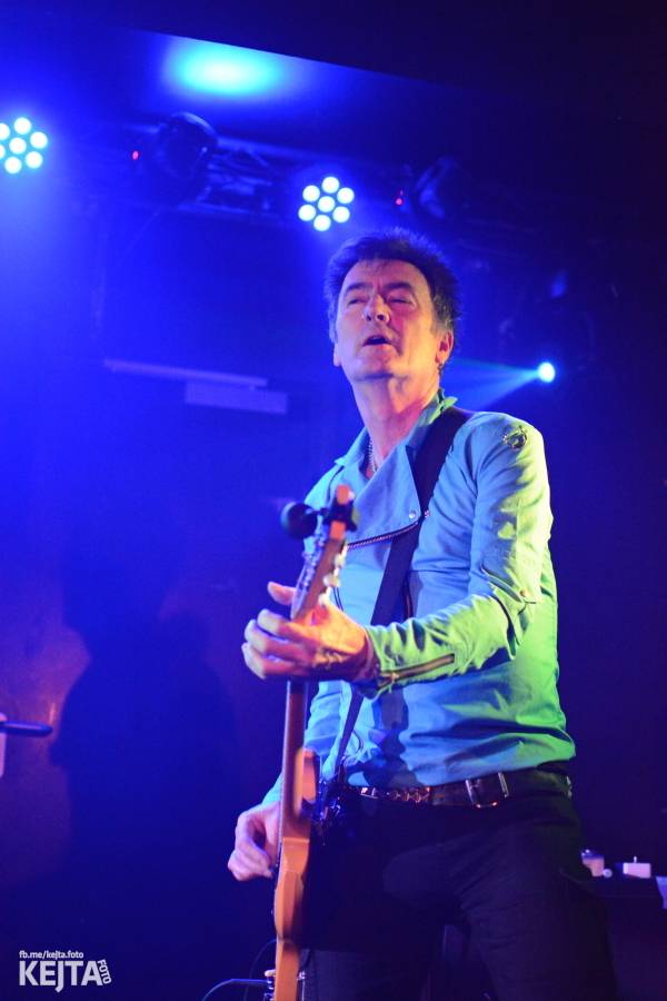 Punková legenda UK Subs to rozjela v pražském Rock Café, předskakovali The Fialky