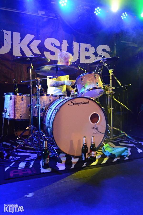 Punková legenda UK Subs to rozjela v pražském Rock Café, předskakovali The Fialky