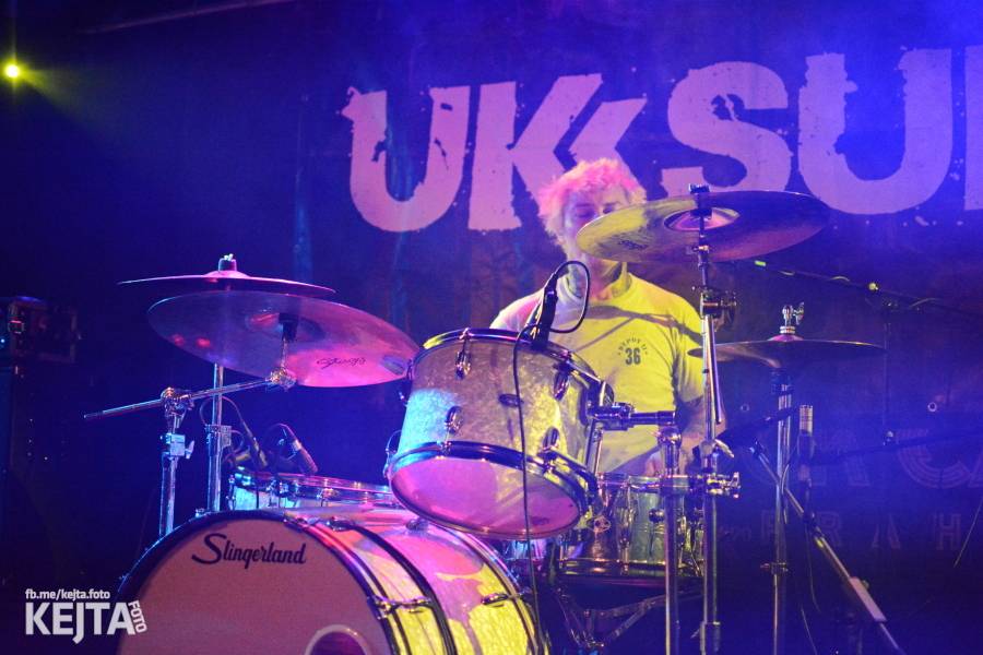 Punková legenda UK Subs to rozjela v pražském Rock Café, předskakovali The Fialky