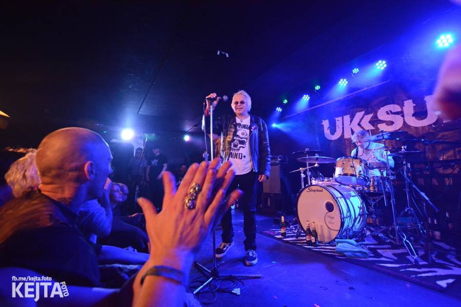Punková legenda UK Subs to rozjela v pražském Rock Café, předskakovali The Fialky