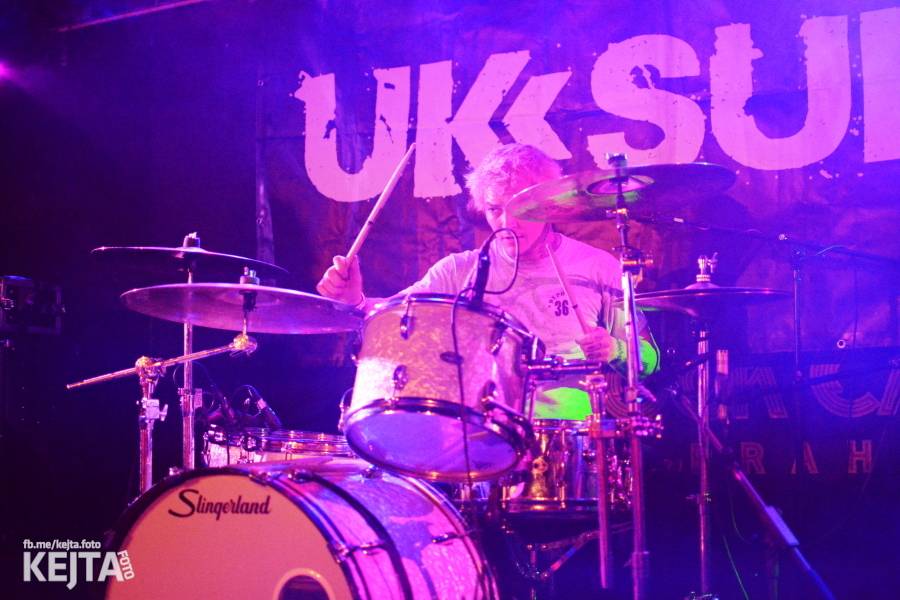 Punková legenda UK Subs to rozjela v pražském Rock Café, předskakovali The Fialky