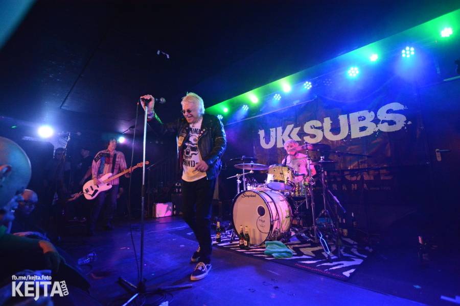 Punková legenda UK Subs to rozjela v pražském Rock Café, předskakovali The Fialky