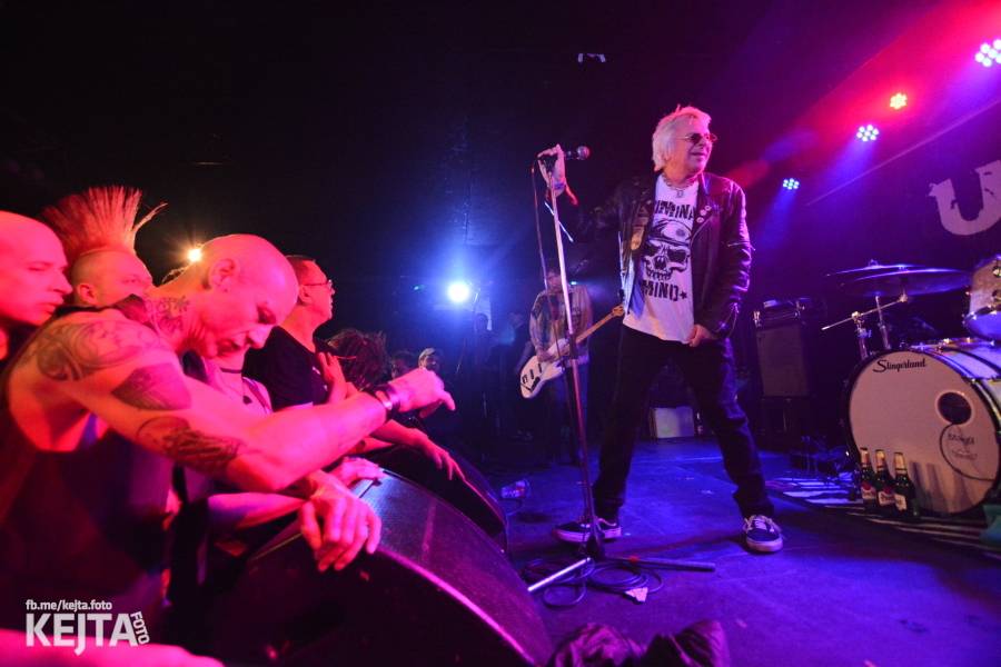 Punková legenda UK Subs to rozjela v pražském Rock Café, předskakovali The Fialky