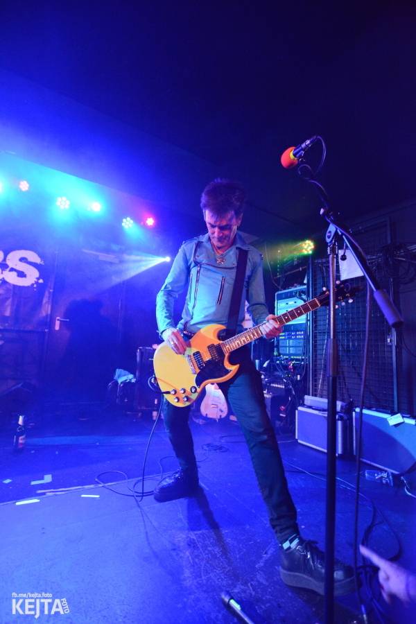 Punková legenda UK Subs to rozjela v pražském Rock Café, předskakovali The Fialky