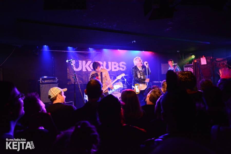 Punková legenda UK Subs to rozjela v pražském Rock Café, předskakovali The Fialky