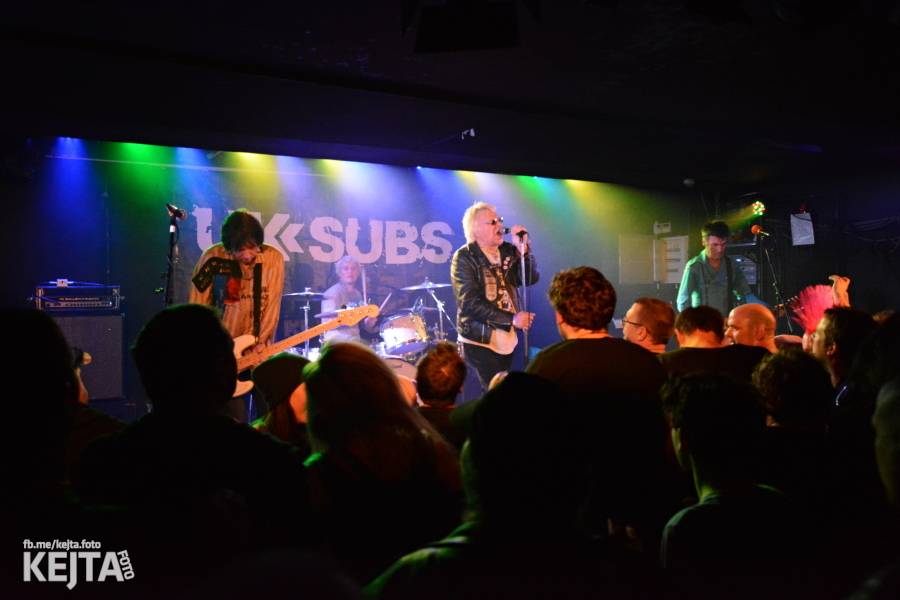 Punková legenda UK Subs to rozjela v pražském Rock Café, předskakovali The Fialky