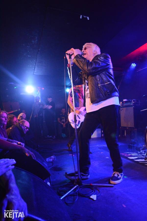 Punková legenda UK Subs to rozjela v pražském Rock Café, předskakovali The Fialky