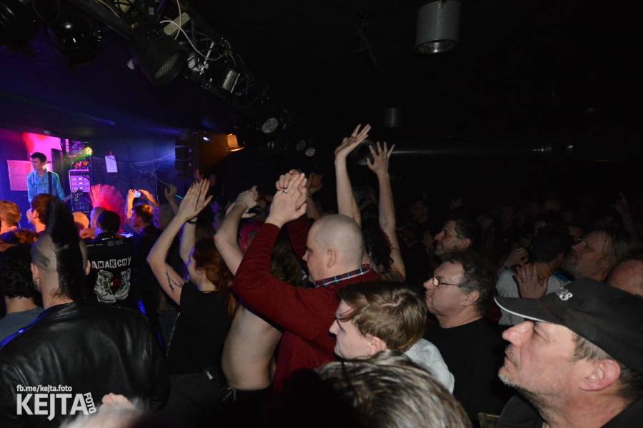 Punková legenda UK Subs to rozjela v pražském Rock Café, předskakovali The Fialky