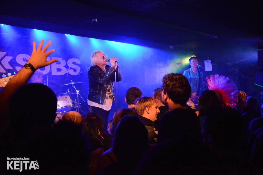 Punková legenda UK Subs to rozjela v pražském Rock Café, předskakovali The Fialky