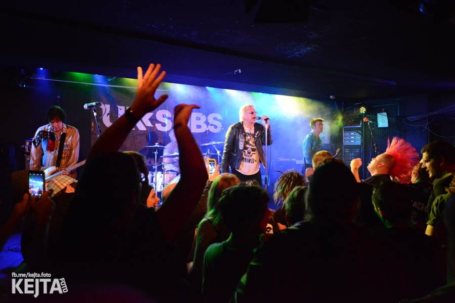 Punková legenda UK Subs to rozjela v pražském Rock Café, předskakovali The Fialky