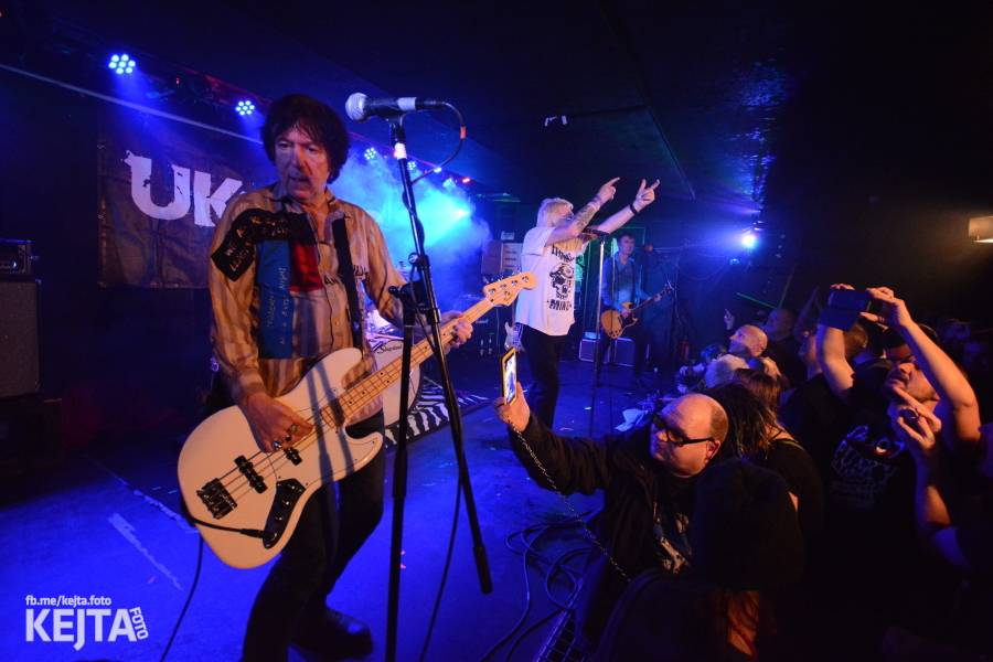 Punková legenda UK Subs to rozjela v pražském Rock Café, předskakovali The Fialky