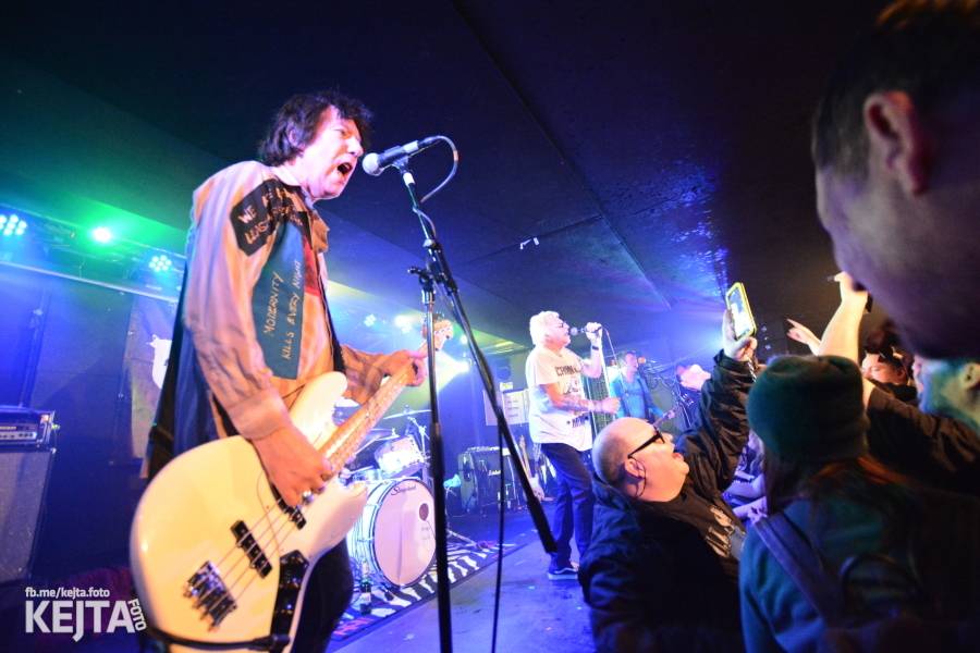 Punková legenda UK Subs to rozjela v pražském Rock Café, předskakovali The Fialky