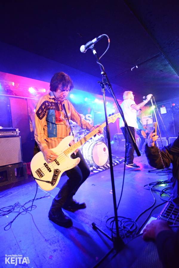 Punková legenda UK Subs to rozjela v pražském Rock Café, předskakovali The Fialky