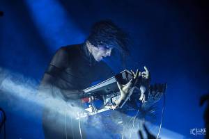 IAMX v Brně: Skvělá hudba i atmosféra, hra světel a k tomu polonahá těla