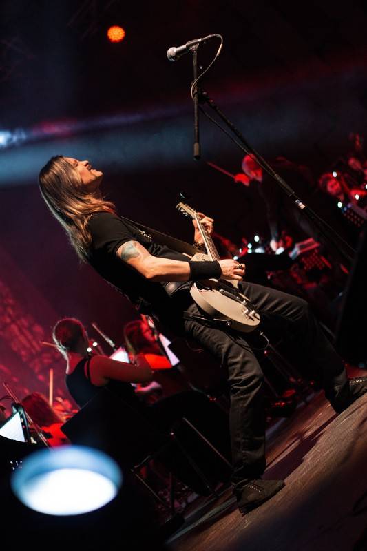 Metallica Tribute Show ve Foru Karlín spojila metal se symfonickým orchestrem