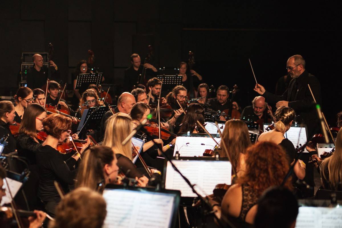 Metallica Tribute Show ve Foru Karlín spojila metal se symfonickým orchestrem