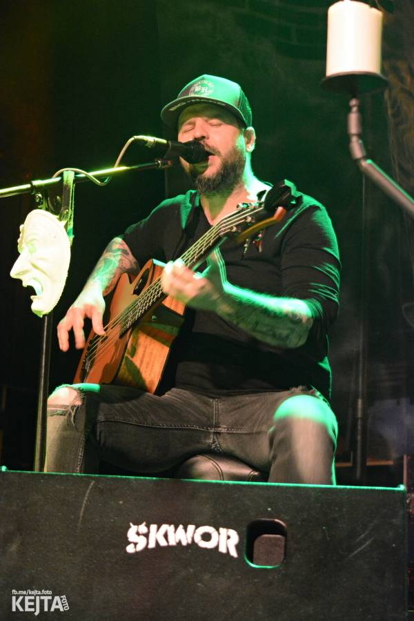 Škwor: Akustický koncert s klavírem a violoncellem strhl pražskou Akropoli