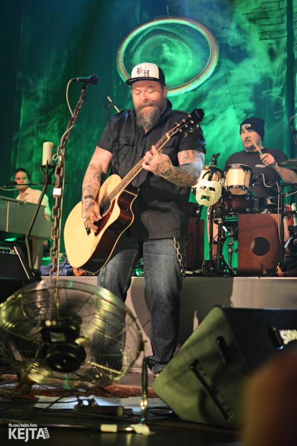 Škwor: Akustický koncert s klavírem a violoncellem strhl pražskou Akropoli