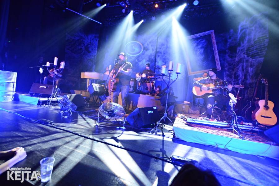 Škwor: Akustický koncert s klavírem a violoncellem strhl pražskou Akropoli