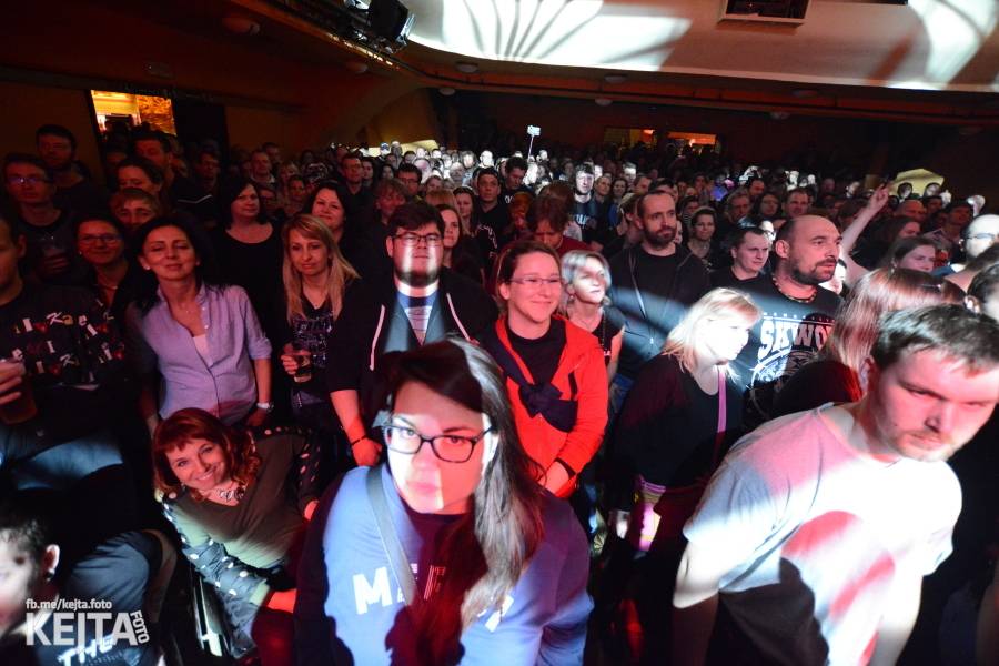 Škwor: Akustický koncert s klavírem a violoncellem strhl pražskou Akropoli