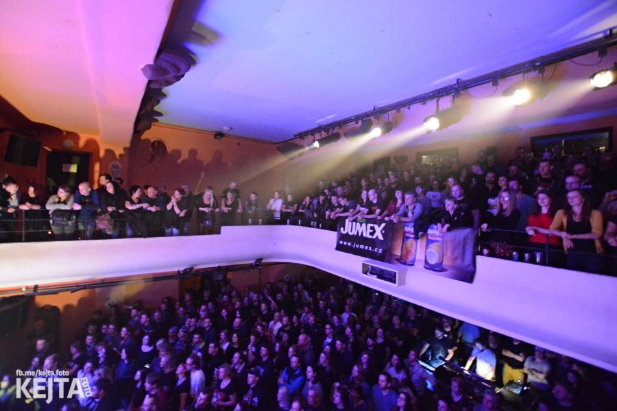 Škwor: Akustický koncert s klavírem a violoncellem strhl pražskou Akropoli