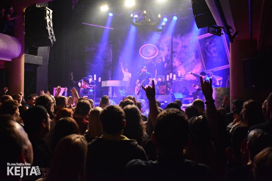 Škwor: Akustický koncert s klavírem a violoncellem strhl pražskou Akropoli