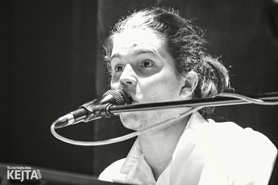 Škwor: Akustický koncert s klavírem a violoncellem strhl pražskou Akropoli