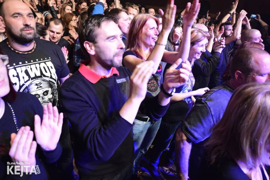 Škwor: Akustický koncert s klavírem a violoncellem strhl pražskou Akropoli