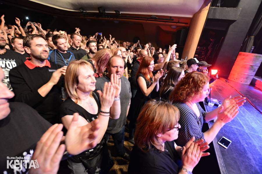 Škwor: Akustický koncert s klavírem a violoncellem strhl pražskou Akropoli