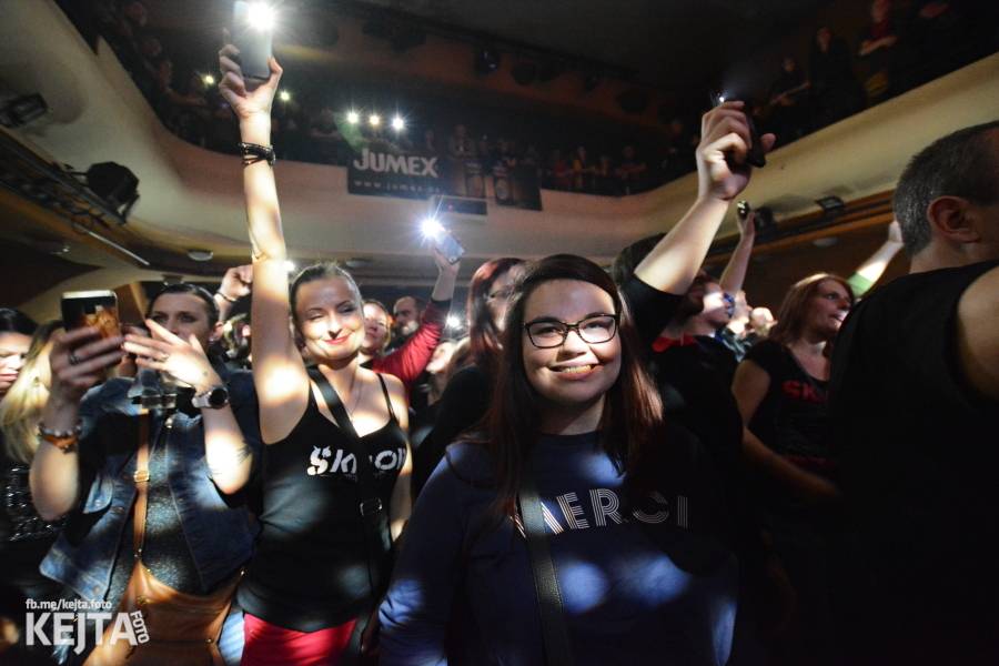 Škwor: Akustický koncert s klavírem a violoncellem strhl pražskou Akropoli