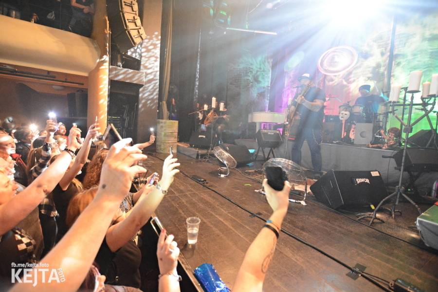 Škwor: Akustický koncert s klavírem a violoncellem strhl pražskou Akropoli