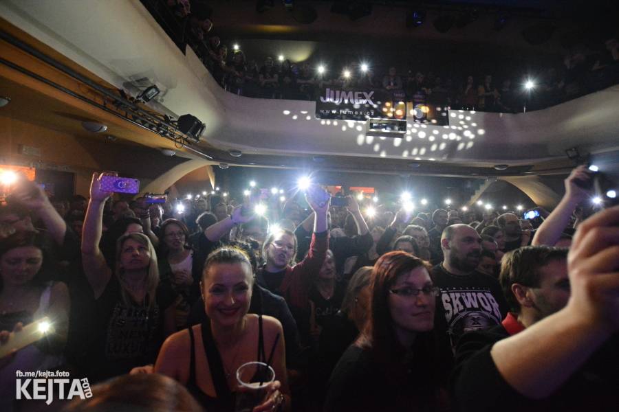 Škwor: Akustický koncert s klavírem a violoncellem strhl pražskou Akropoli